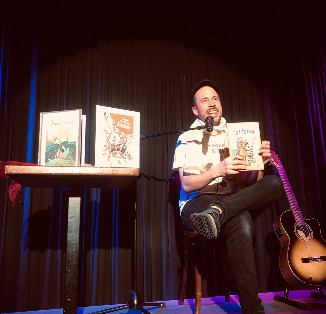 Klemens mit Ibiza-Buch