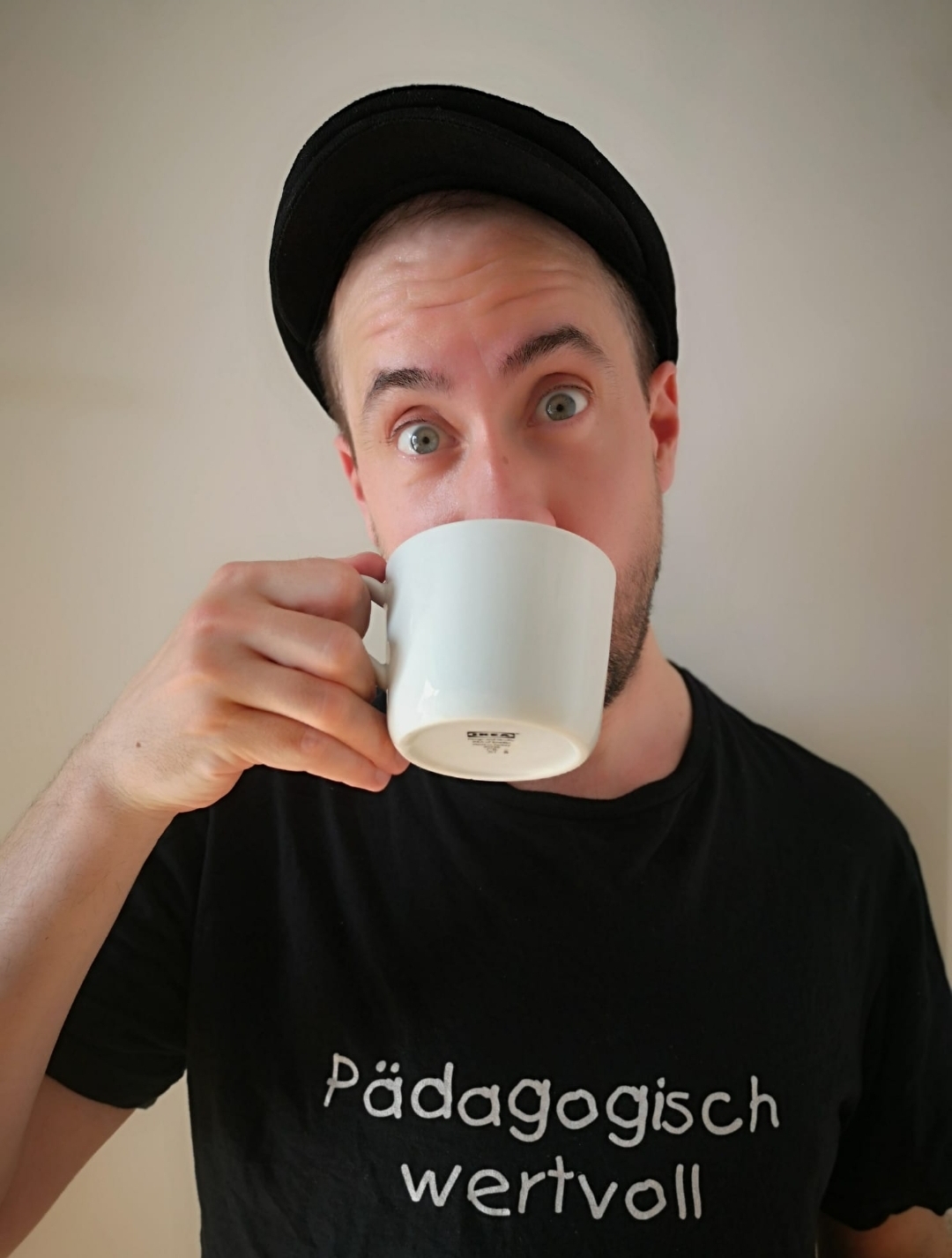 Klemens mit weißer Kaffeetasse